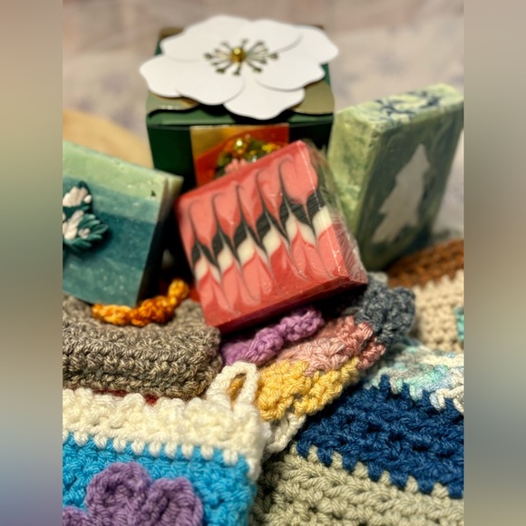 Hand crafted artisan soap gift set of soap and a soap saver - Picture 7 of 7